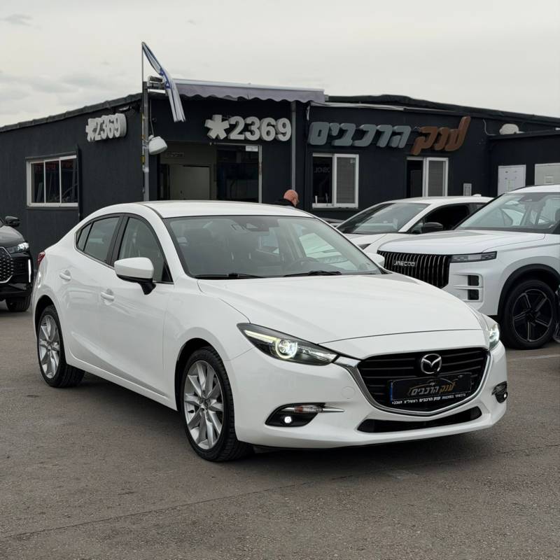 ����MAZDA 3