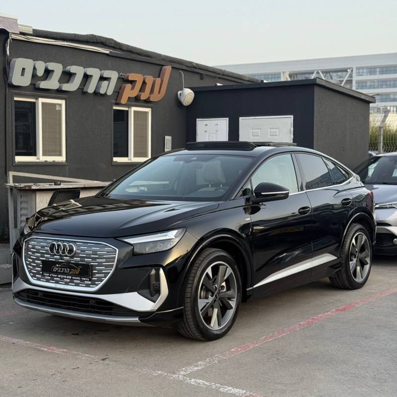  / AudiQ4 