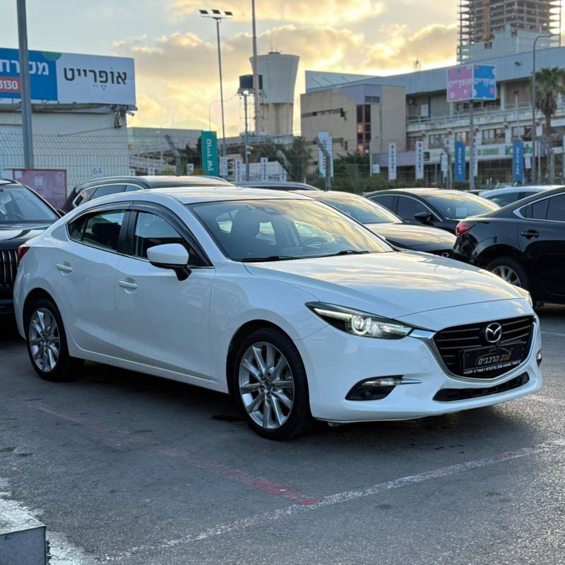  MAZDA 3 -  4