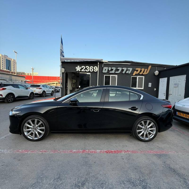  MAZDA 3 -  4