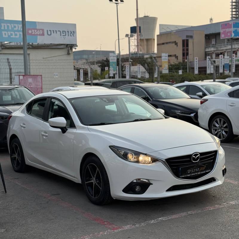  MAZDA 3 -  4