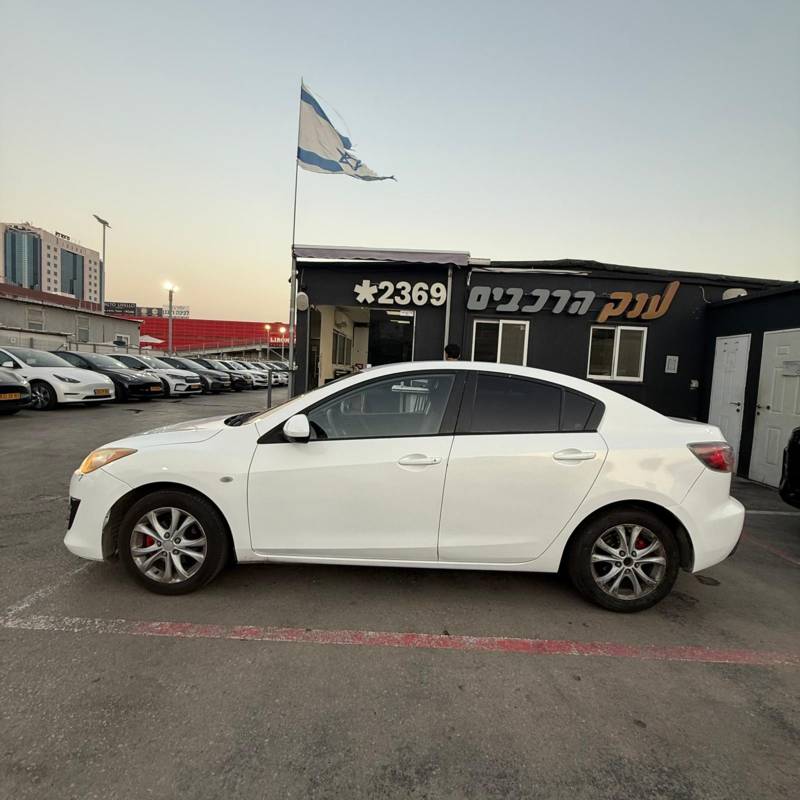  MAZDA 3 -  4