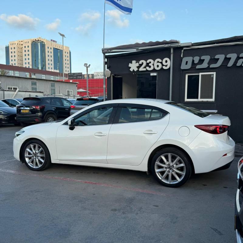  MAZDA 3 -  5
