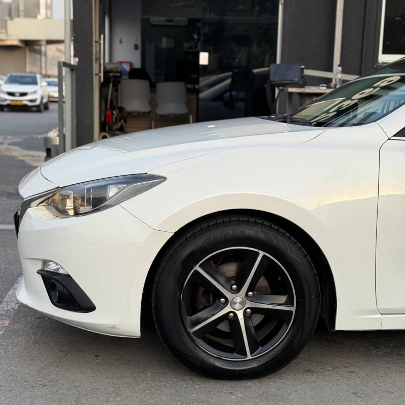  MAZDA 3 -  5