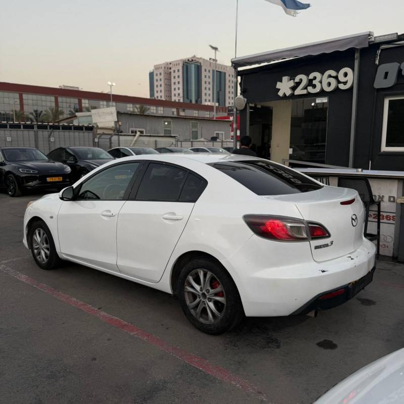  MAZDA 3 -  5