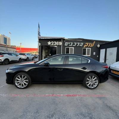  MAZDA 3 -  4