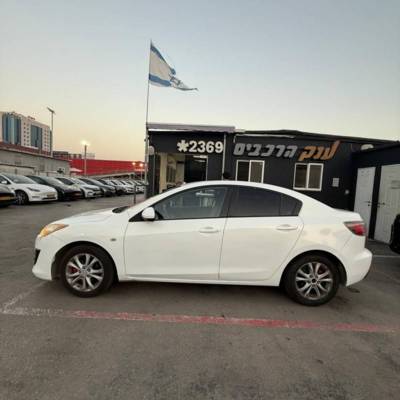  MAZDA 3 -  4